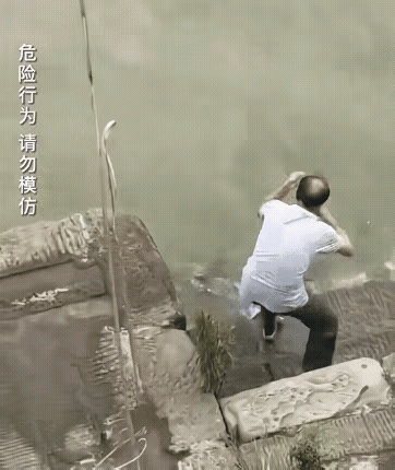 奋不顾身的钓鱼人！与鱼斗，其乐无穷；与己乐，心境澄明。钓鱼成了河边一道怡然