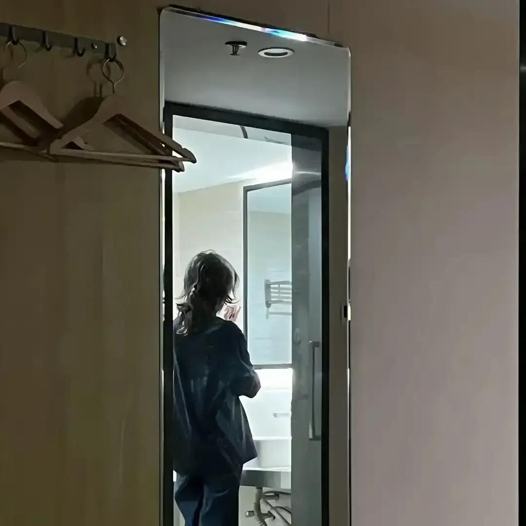 离婚才一周，前妻还没找到房子，两人只能继续挤在同一屋檐下。昨晚十一点，她敲门进