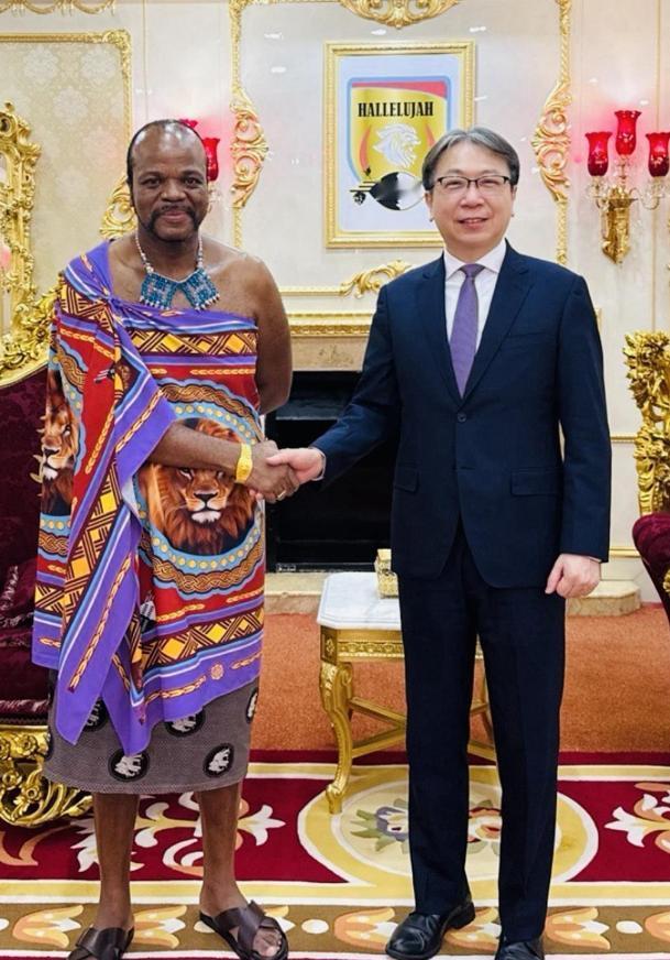 不愧是非洲唯一一个仍同台湾保持所谓“外交关系”的孤家寡人！ 身上裹着布单，脚