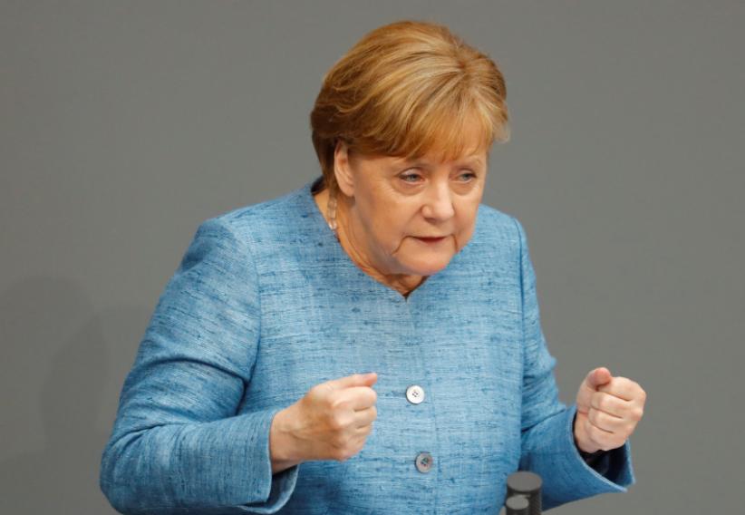 退休几年的默克尔，突然露面了。一开口，就给整个欧洲划了三条线。第一，不许主动