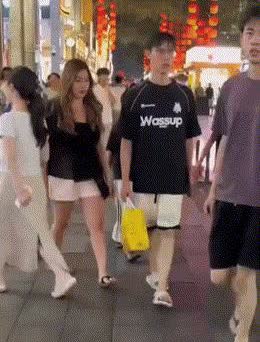 哈萨克斯坦百万网红来中国大街测试中国男人，结果男人们的反应让许多中亚和东欧观众大