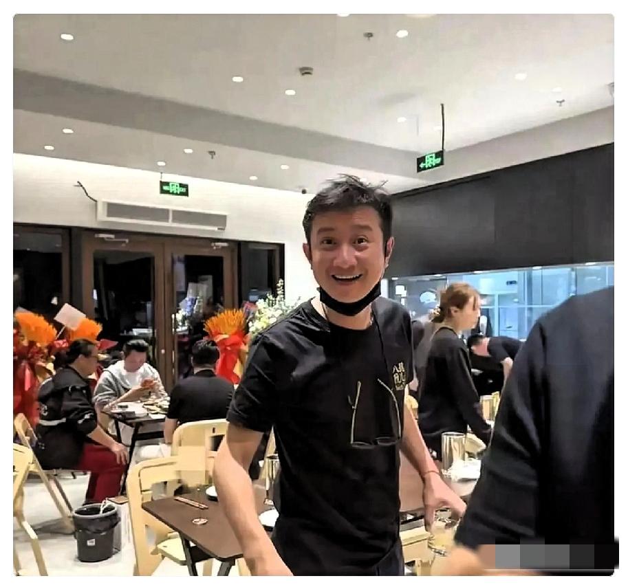 我问了在上海的闺蜜，文章开的“八号院儿”饭店，吃饭的人多不多，我闺蜜直摆手吐