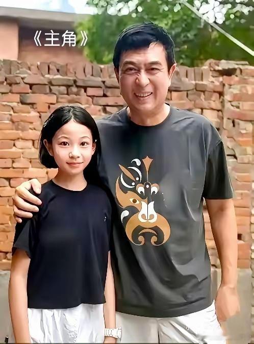 跟张嘉益合照的是小演员王少熙。她是《主角》里扮演来弟的小演员。生活中的王少熙，有