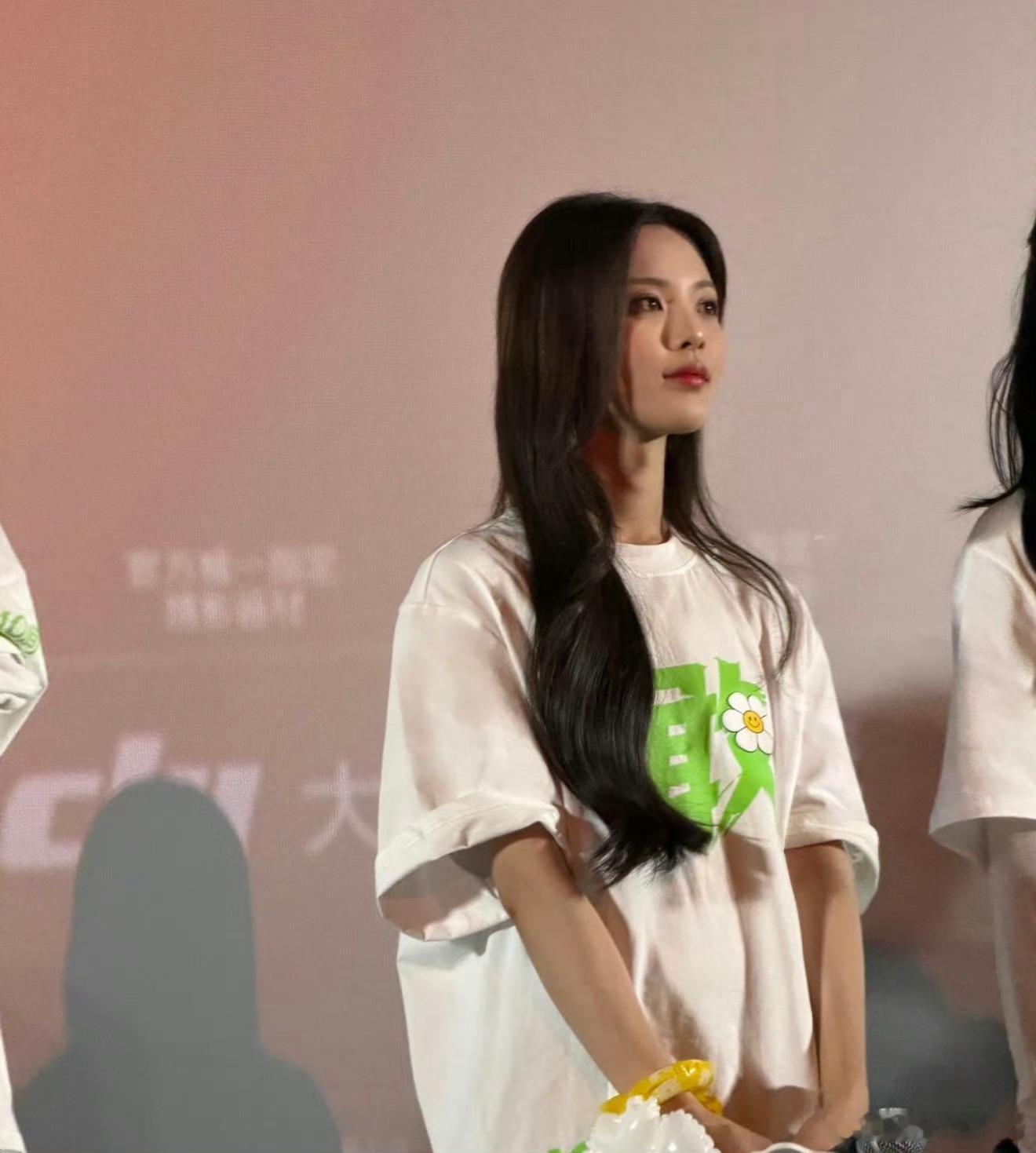 杨超越蒋龙杨超越张弛演我被点名全员统一躲避姿势太真实，三人听到提问立刻低头系鞋