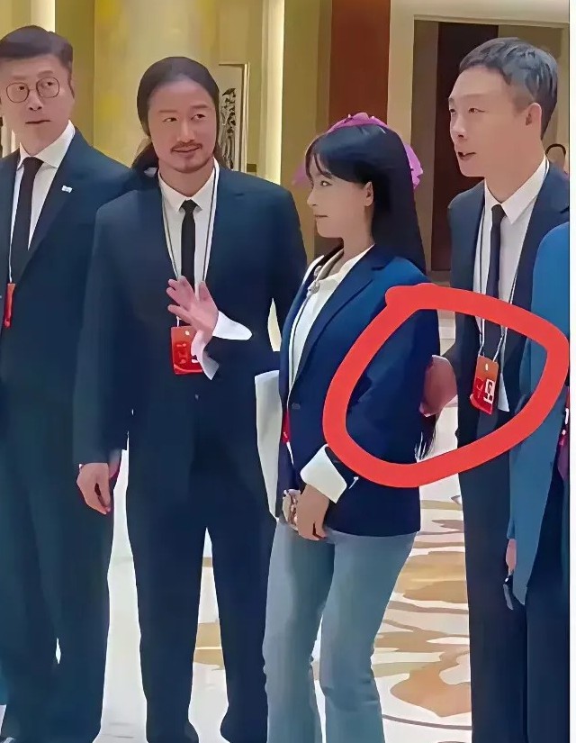 这是谁呀？太有面了，张译搀扶，吴京让路，看起来很厉害。盯着这张照片看了半