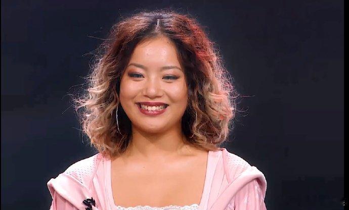 王菊是爱豆出身这件事我居然才知道，现在看她这瘦下来的模样，气质完全不一样了