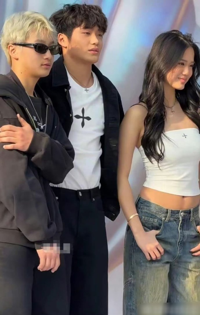 小时候一起参加综艺，长大后还能保持联系一起玩，看来私底下关系很好！​​​