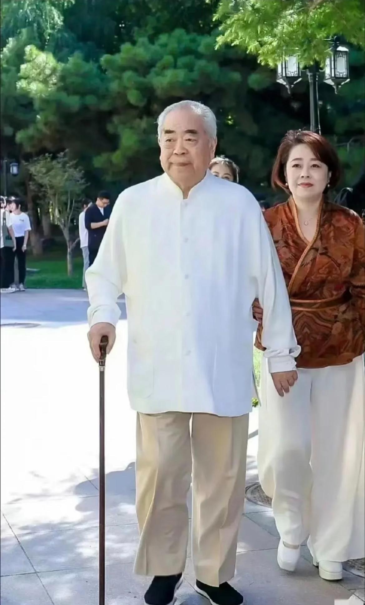 范曾的亲生女儿范晓蕙，搞这一出“老父亲被小娇妻拐走失联”事件，跟宗馥莉与父亲小三