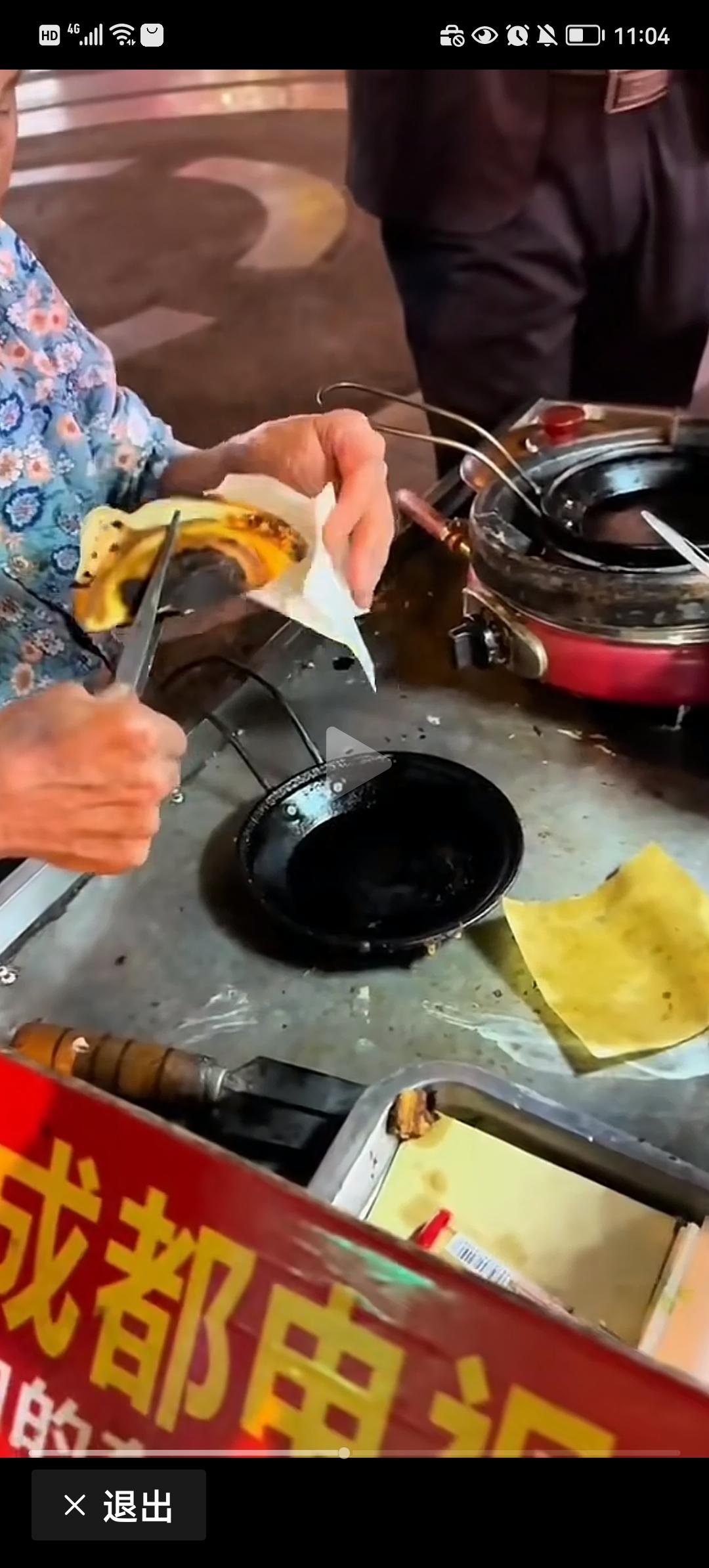 蛋烘糕婆婆的嘴也碎，手艺也不行，卫生也一言难尽，还这么多人上赶着去吃，花钱吃个糊