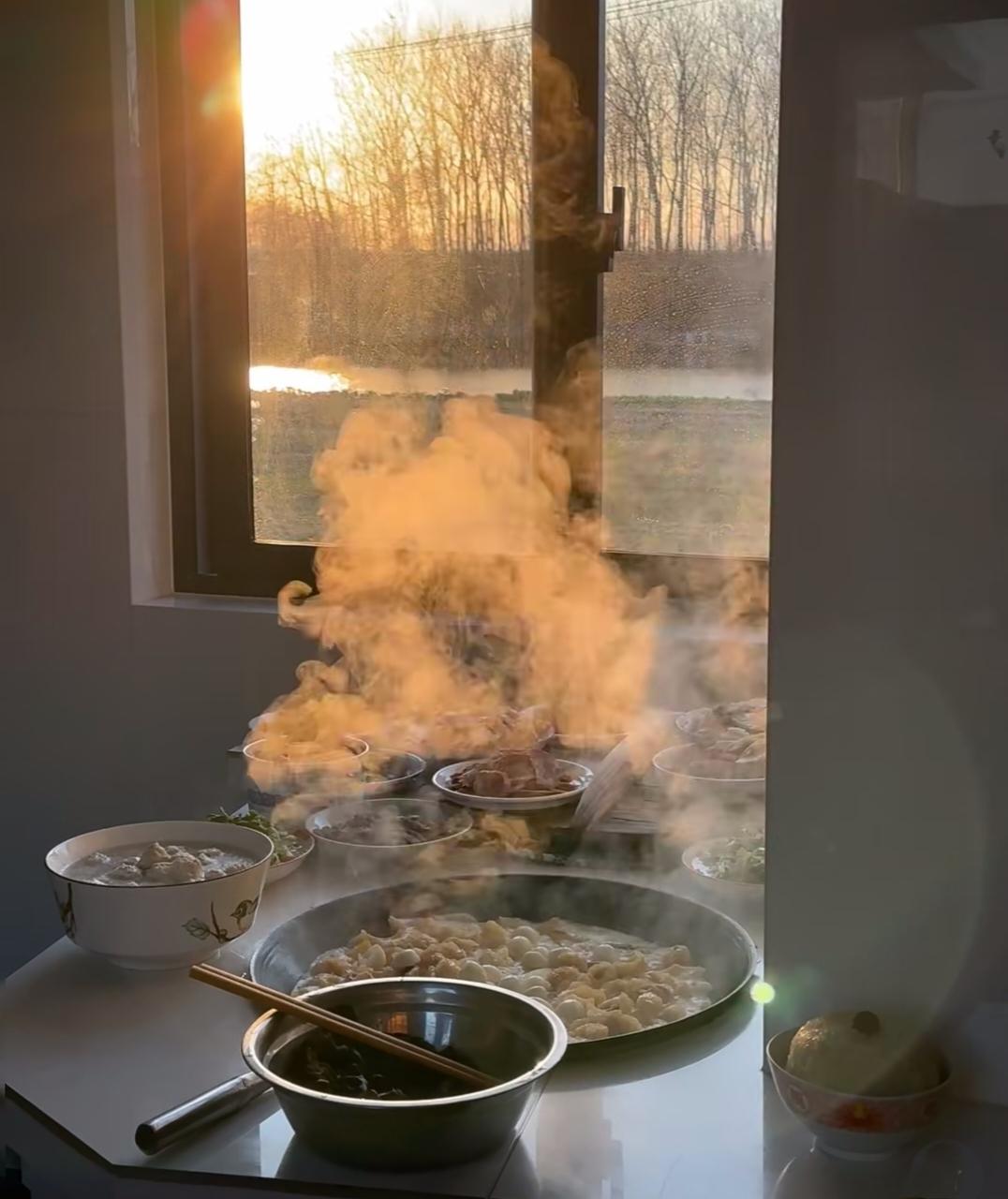 终于明白为什么有些女人嫁人后越来越不喜欢回娘家了以前老人们常说:女儿是泼出