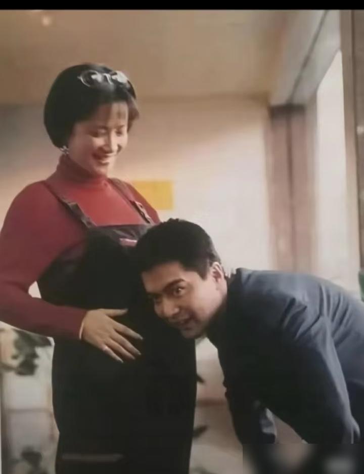 离婚20年，他推掉所有合约把自己锁进房间——只为处理前妻的后事。你总以为分开就是