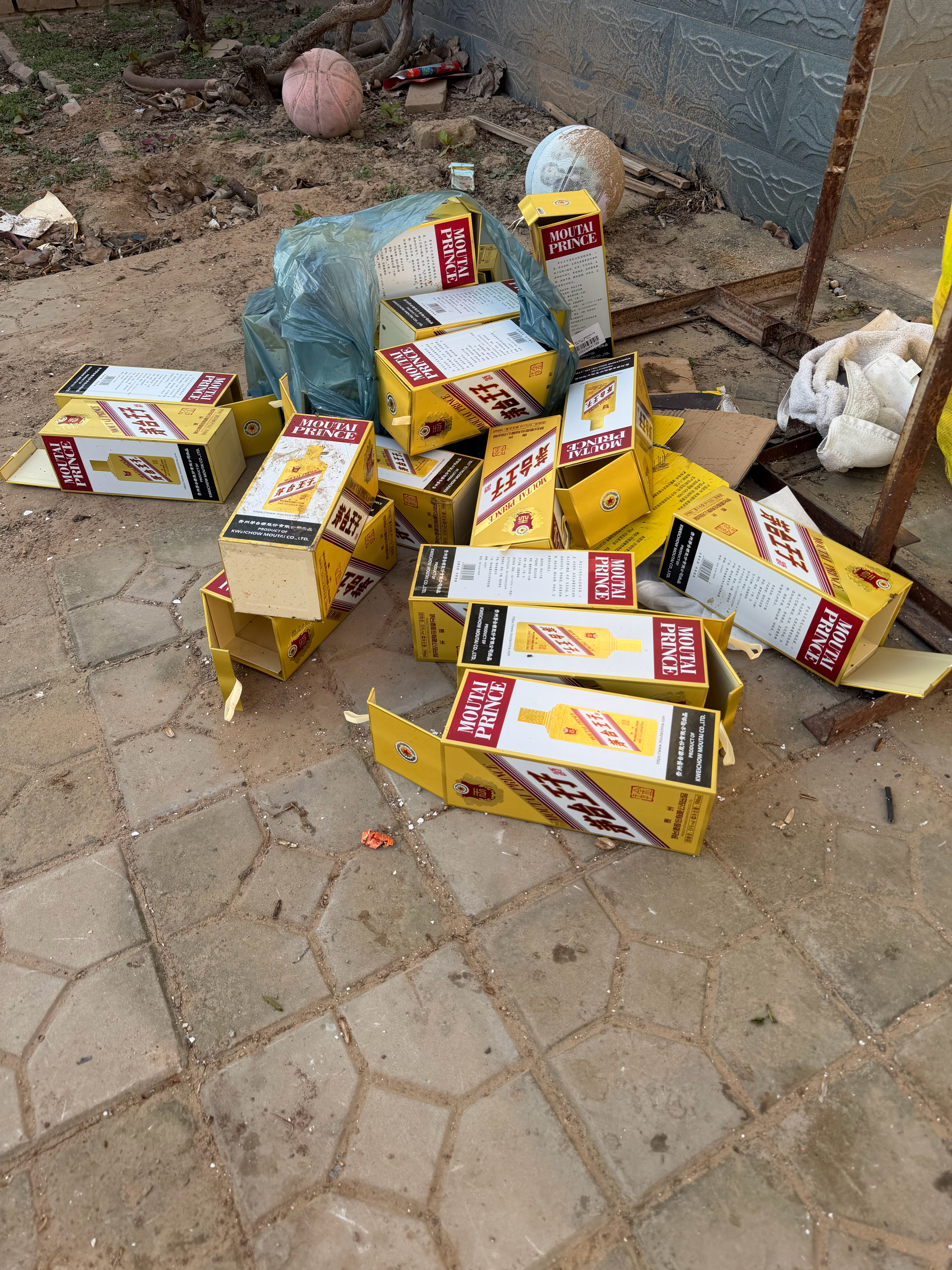 给儿子办的满月席，共计31桌，白酒用了24瓶茅台王子，雪花啤酒用了36瓶商丘·