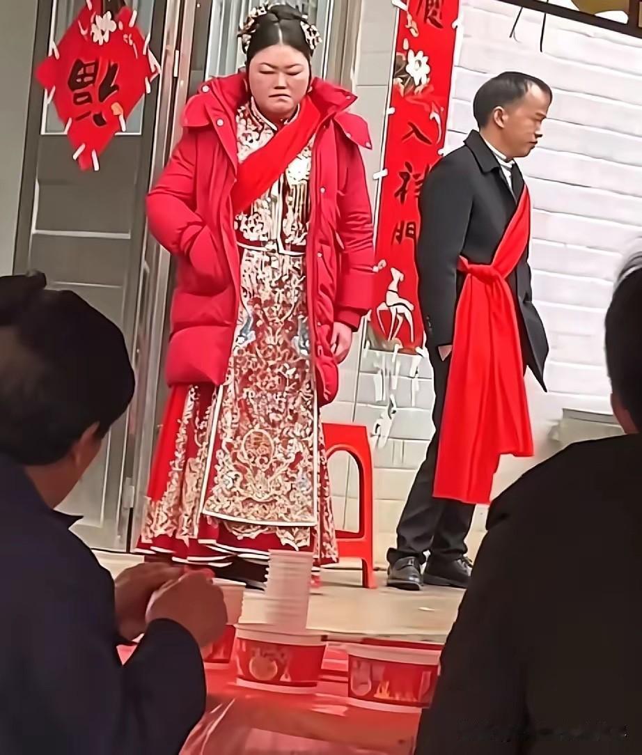 这婚难道是非结不可吗？本该是大喜的婚礼现场，可是新娘却满面愁容，心事重重的样子，