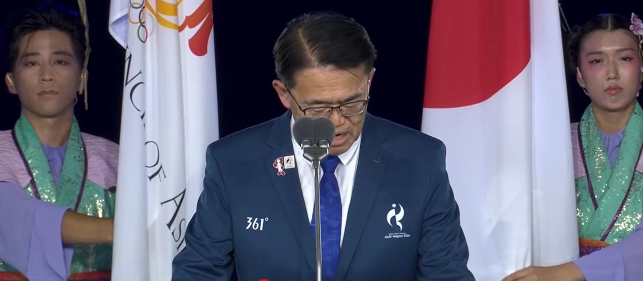 日本亚运会这开幕式，确实是没人了，看看站在右边的这位日本女人。长得好不好看就