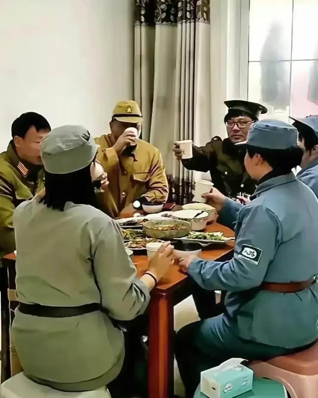 你见过吃饭时满盘子扒拉菜的人吗？上世纪八十年代以前，精神生活很丰富，物质生活很