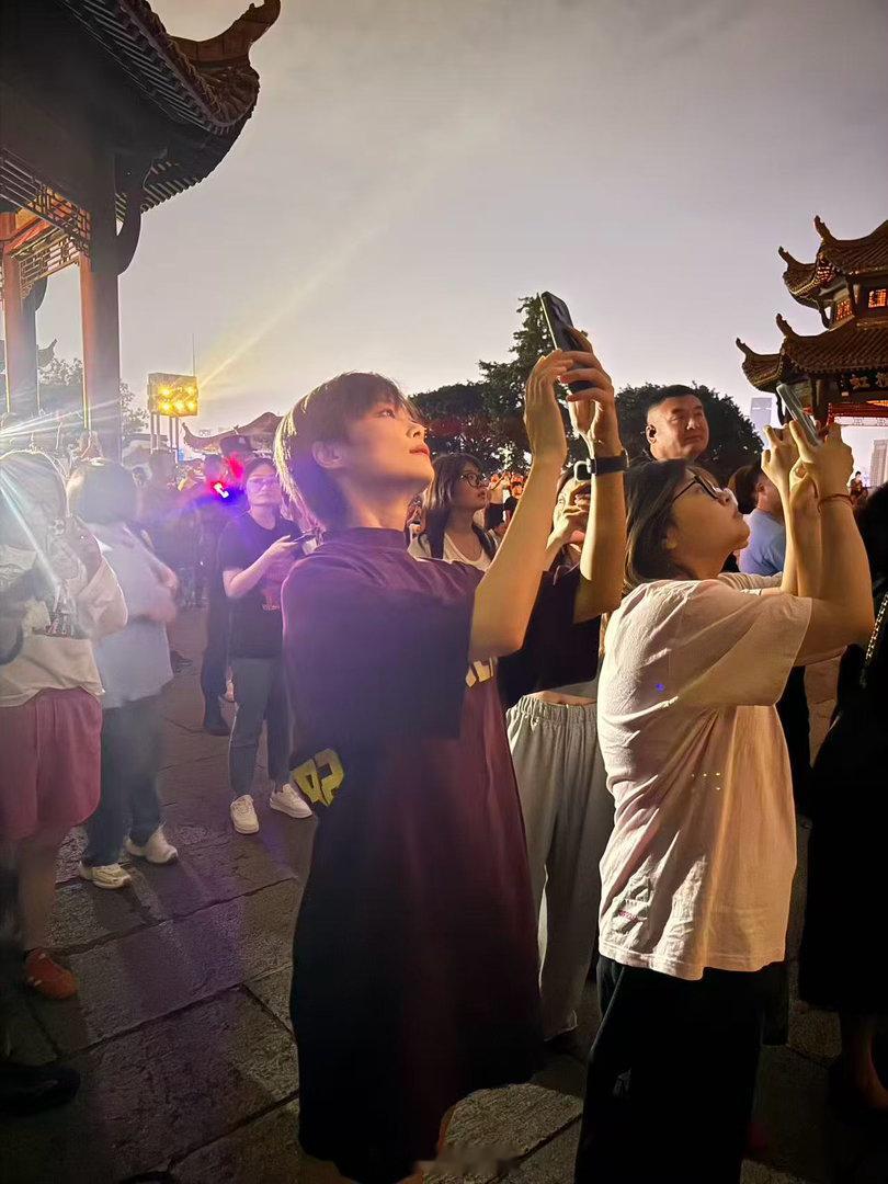 黄鹤楼偶遇李宇春刷到这条的第一反应：又是别人。第二反应：李宇春去黄鹤楼干嘛？第