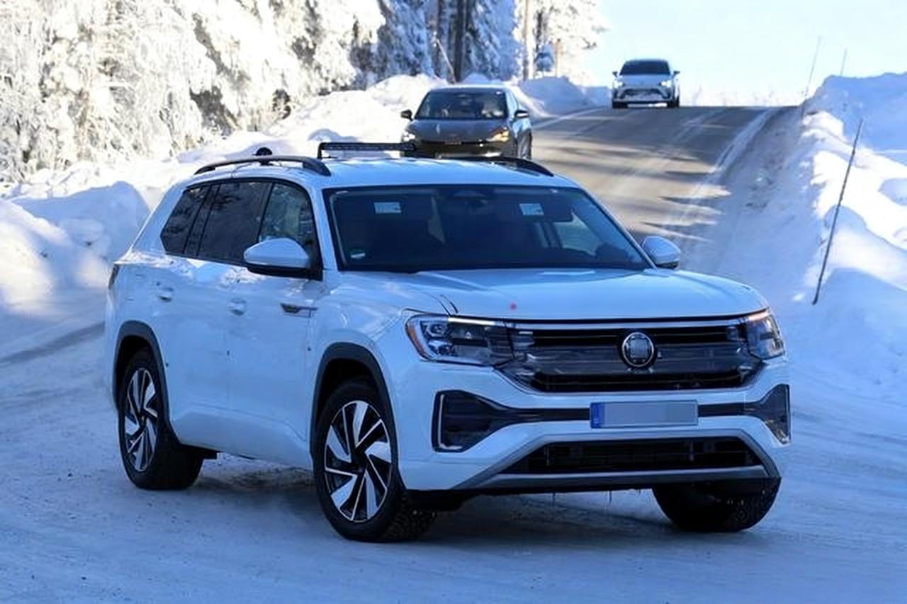 大众全新美版途昂无伪装谍照曝光传统门把手＋后拖挂钩外观，前脸半封闭大格栅