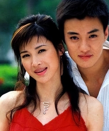 2011年，身价50亿的温州富商周旭辉对“李云龙”的老婆童蕾一见钟情，竟抛下妻子
