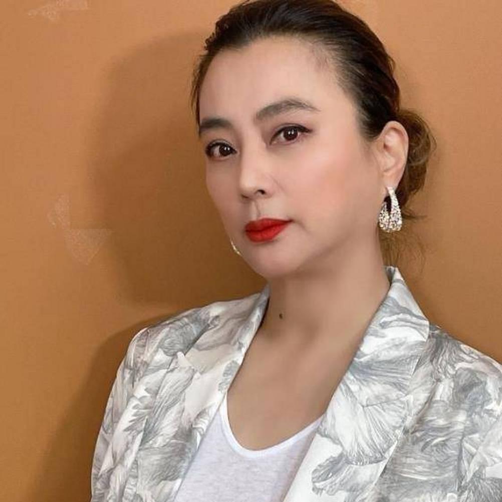 演员李玲玉说：“我当时就是去录歌的，导演说剧里有个角色还没定人，让我来客串，还提