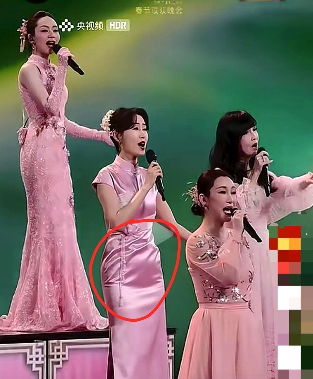 50岁女明星开始“摆烂”了。刘敏涛穿旗袍不吸肚子，周慧敏顶着皱纹穿薄纱，姜妍一