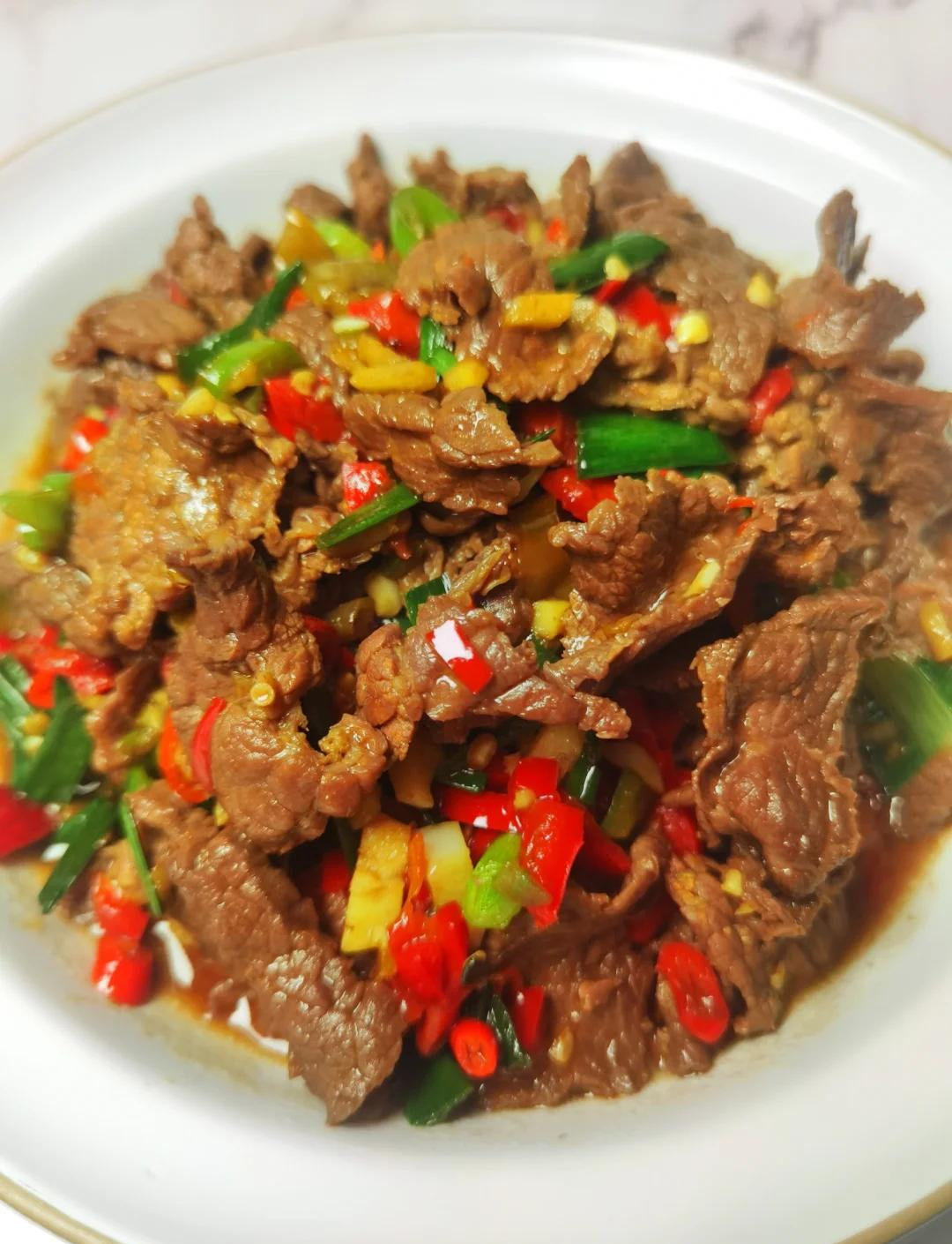 湘菜的小炒黄牛肉，口感鲜嫩，香辣可口！​​​