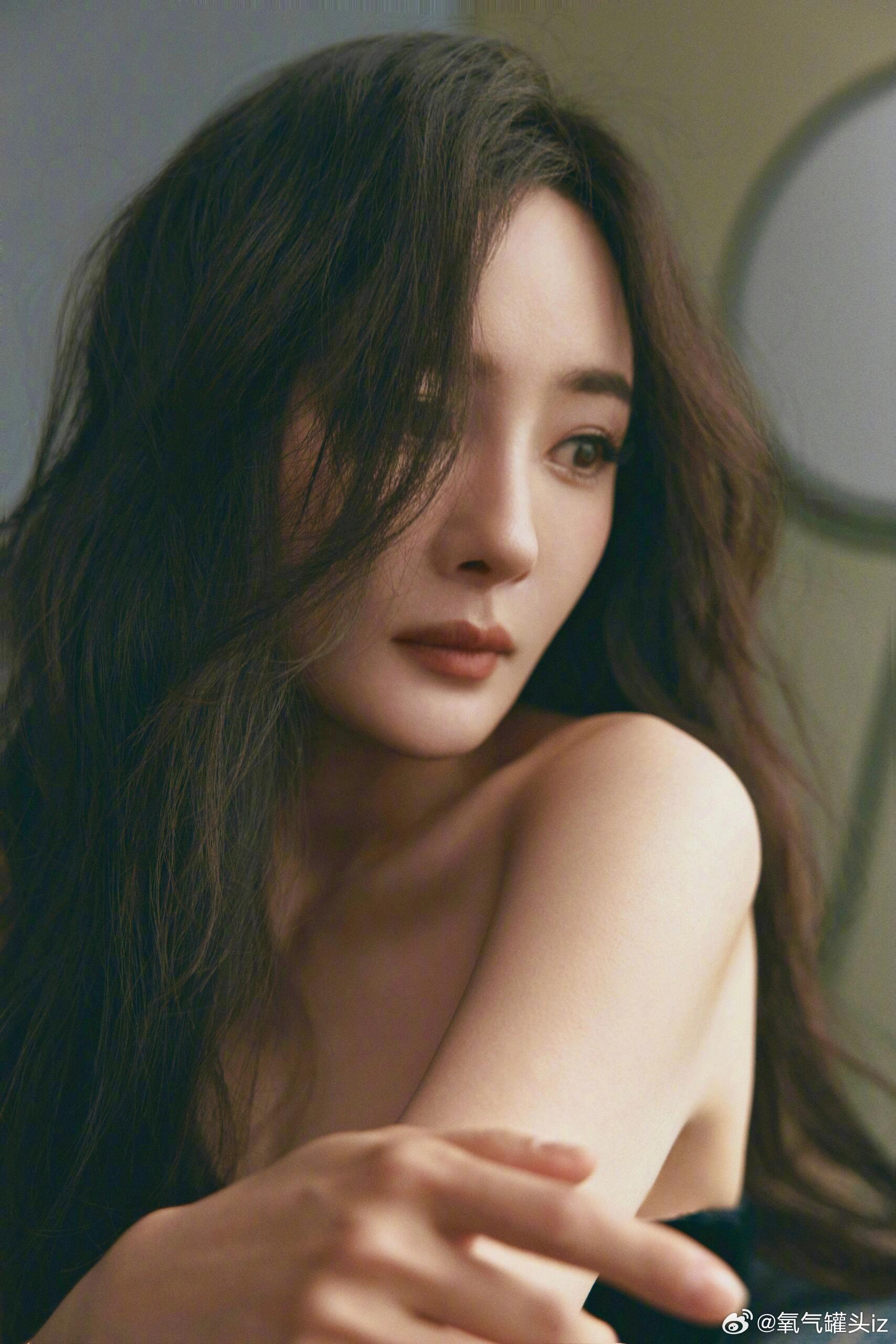 娱乐明星杨幂一袭黑色丝绒裙，婀娜温婉，香肩迷人​​​