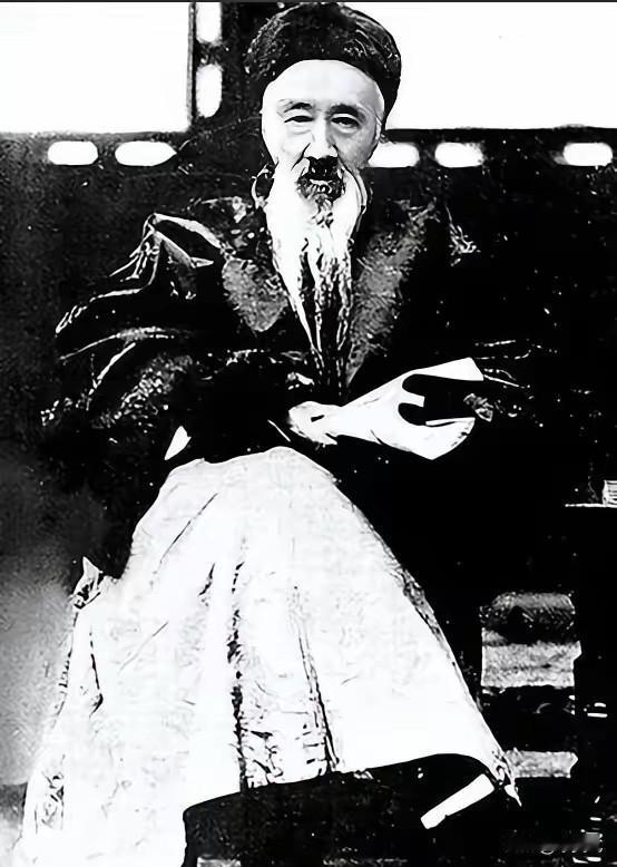 20世纪20年代左右，一个美国女人故意用英语和辜鸿铭交谈，辜鸿铭没理睬，美国女人