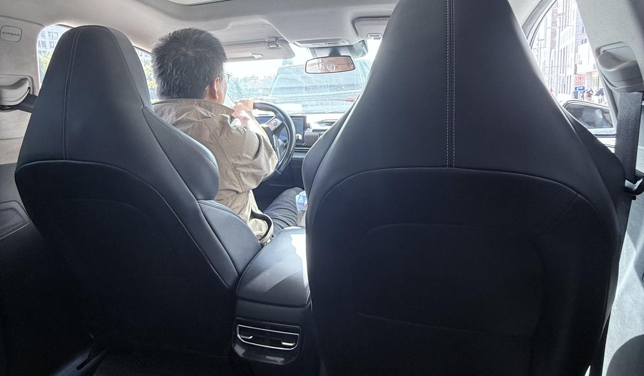 打了辆小鹏P5，23年的车，当时售价十五六万。司机说这车是租的，月租金4500元
