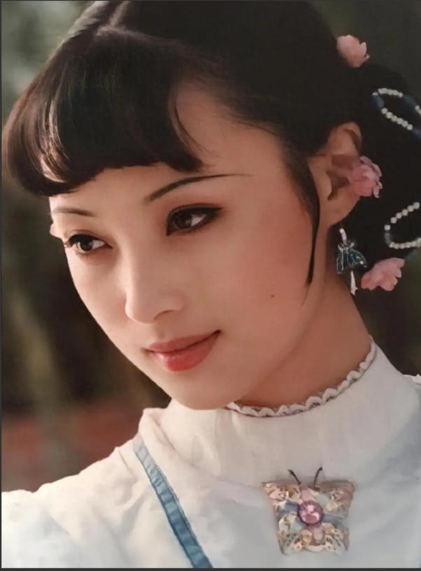 蒋勤勤上大学的第一天，就引来众人围观，黄磊翘课、高晓松大老远从清华赶过来，看到蒋