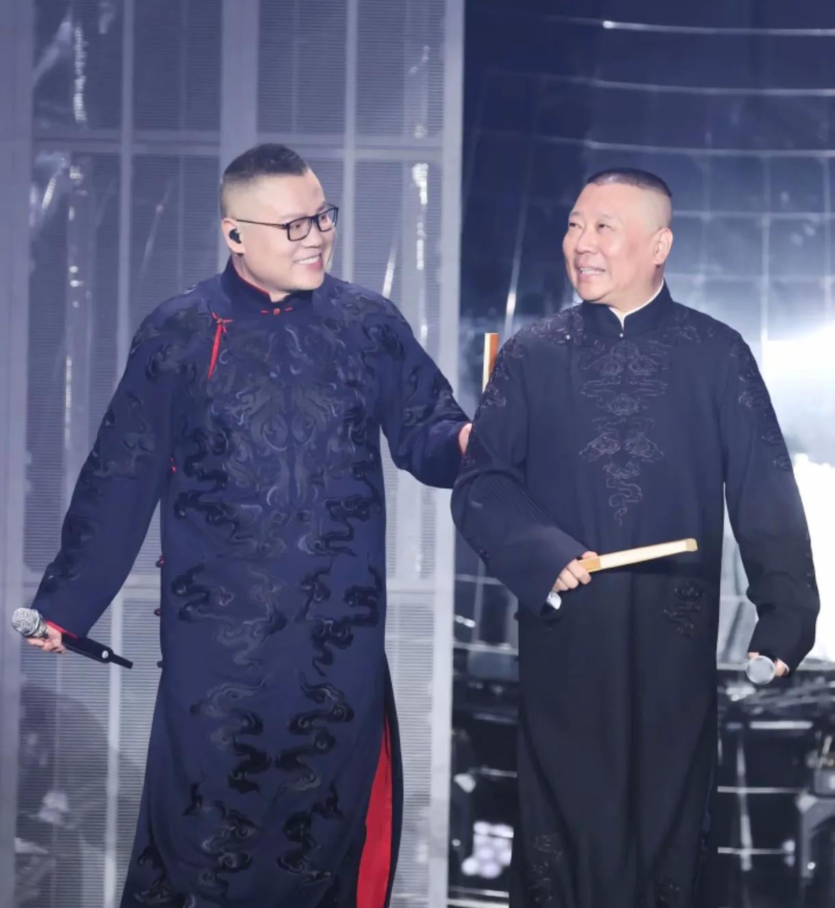 张云雷开演唱会和岳云鹏开演唱会差距挺明显的。张云雷开演唱会连续八场都是自己独立完