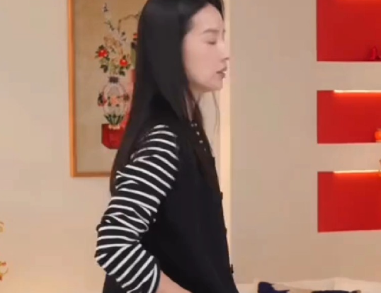 董洁给大家推荐了一条适合春天穿的微喇阔腿牛仔裤适合任何人穿着这条牛仔裤颜色很正