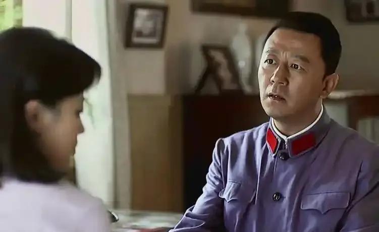 江德福是司令员，王振彪是政委，谁职务高？这个还真不好说！在那个海岛上的日