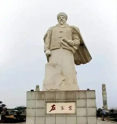 左宗棠主要瞧不上曾国藩的呆板和军事能力。而俩人的矛盾主要来自于性格的天然不和。当