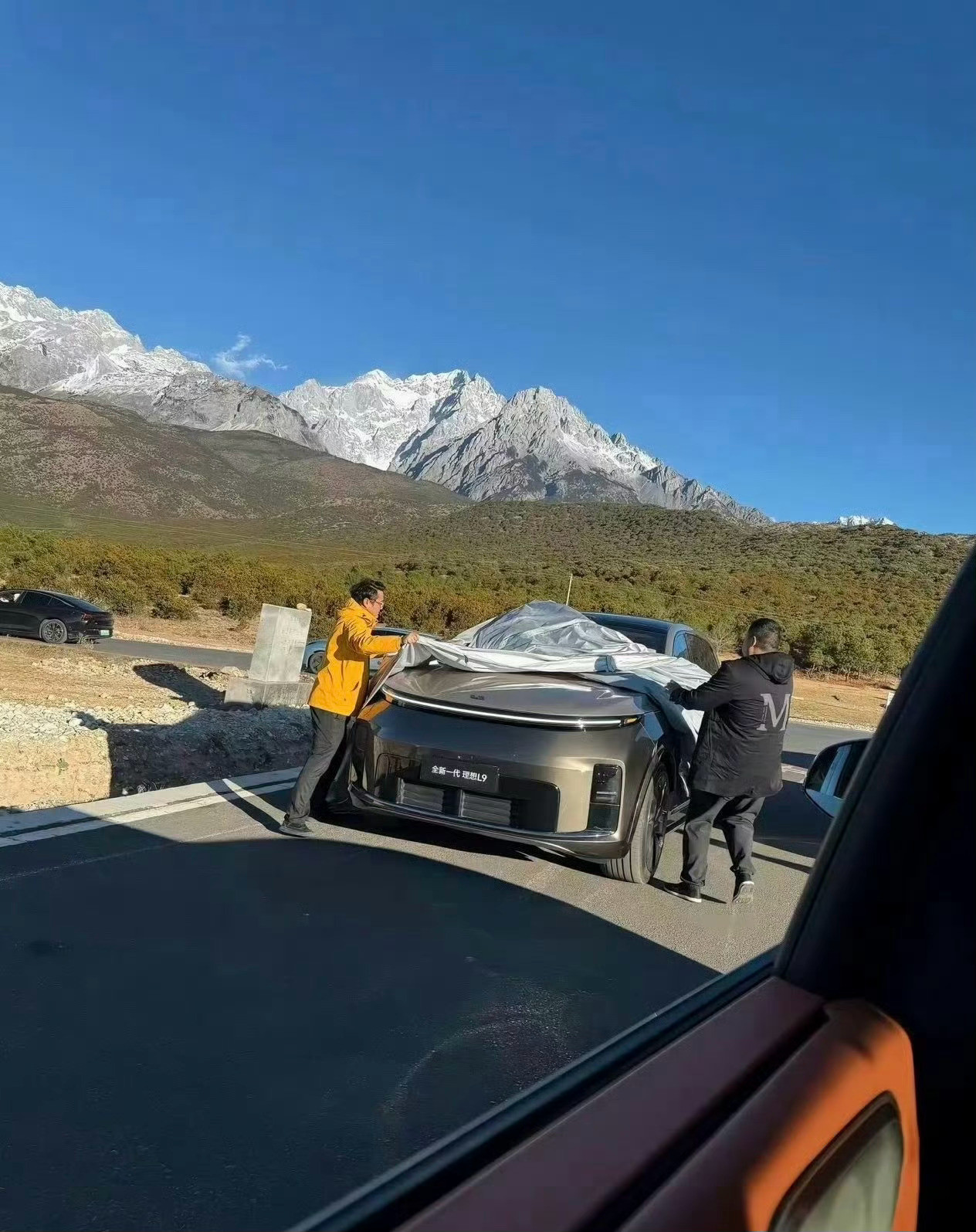 全新理想L9实车，路边拍宣传片被拍了。雪山底下揭车衣，疑似广告片拍摄现场。车都拍