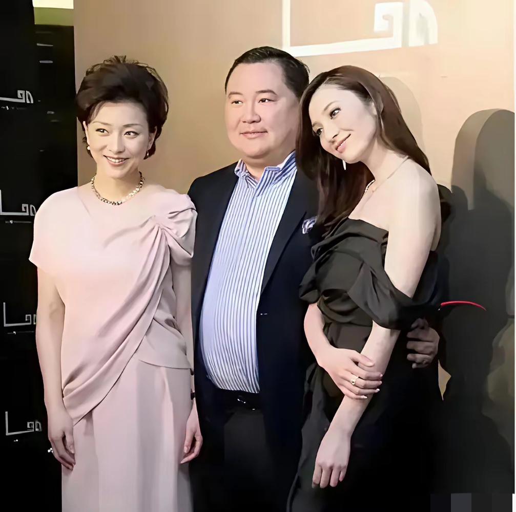 吴征这张合影，越看越有嚼头！左边是正牌夫人杨澜，端庄大气，往那一站就是国泰