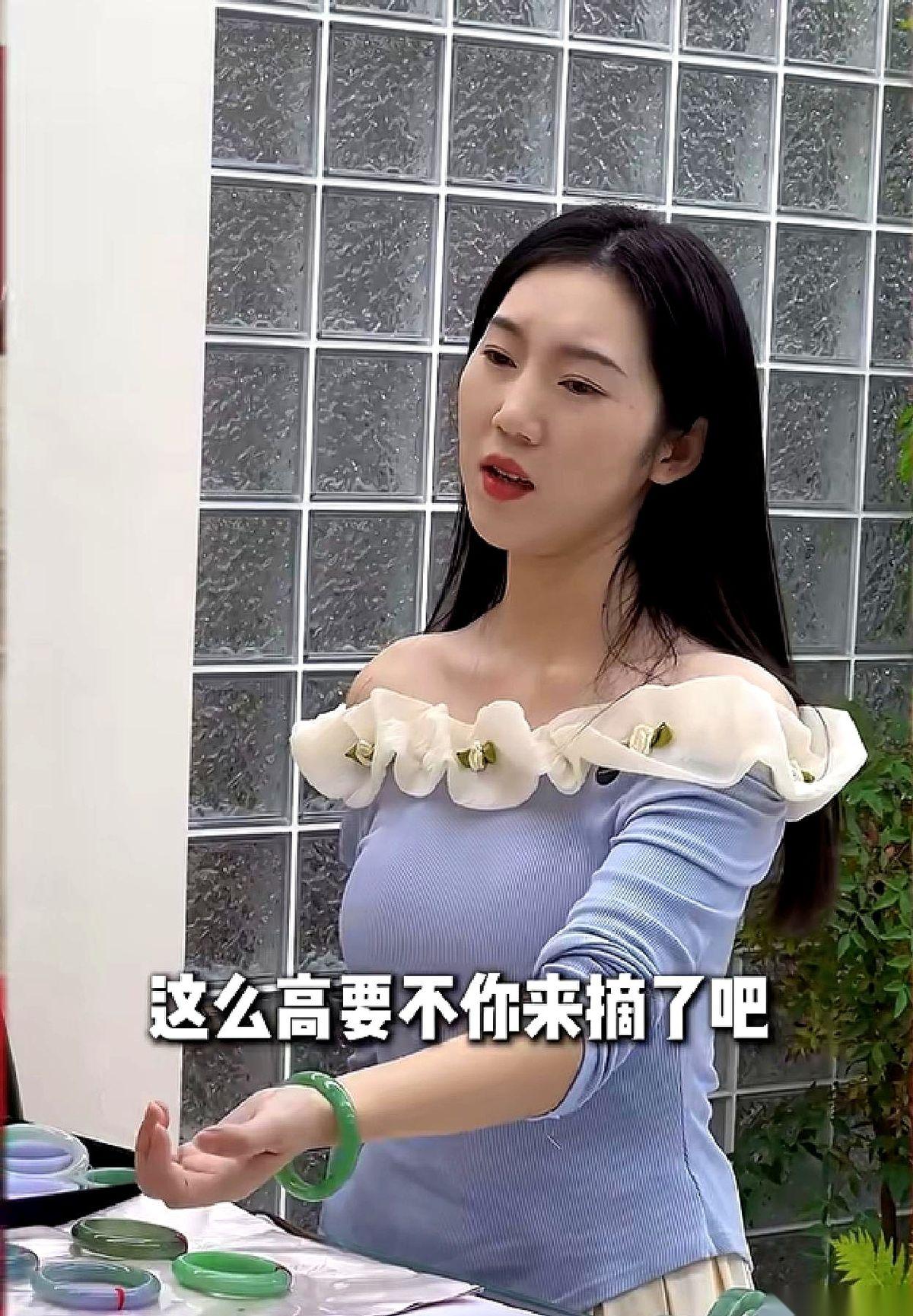 “疼！疼！疼！你是想把我的手弄废吗？”这声尖叫撕破了店里的宁静，柜台后的营业员