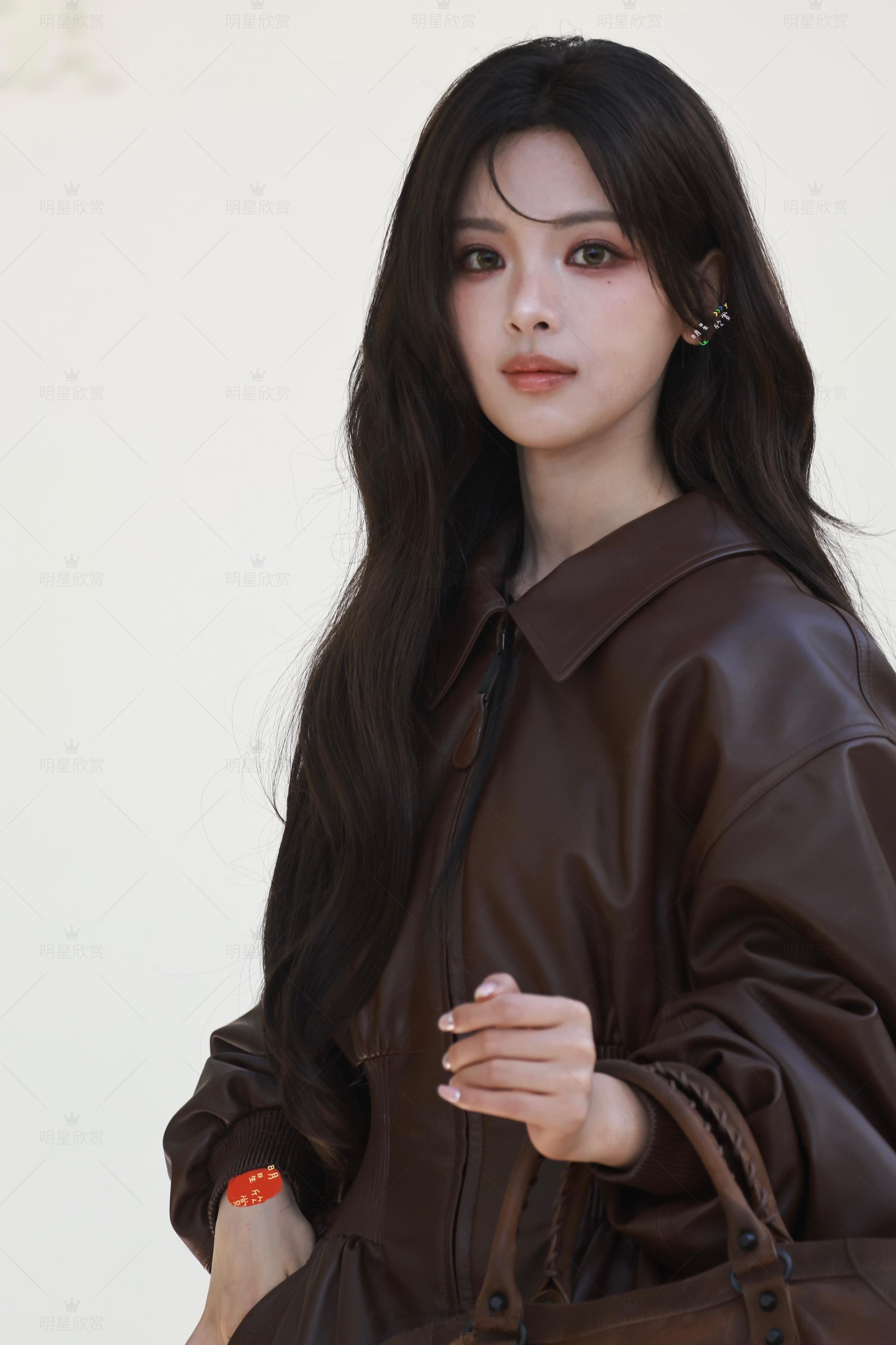 杨超越×261001巴黎时装周上班​​​