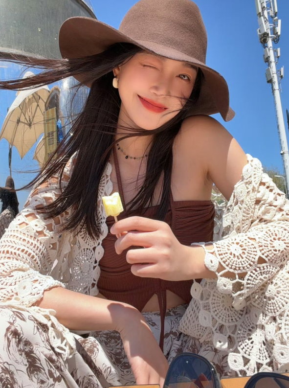 蓝盈莹晒海边自拍，换造型后反差感太大，网友：差点认不出蓝盈莹最新分享的一组海