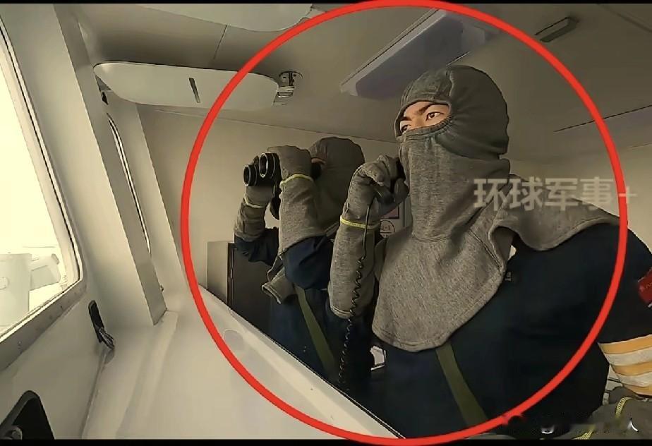 不查不知道，一查吓一跳！围台演习时，舰艇内的海军，头上都戴着神秘的头套，这不