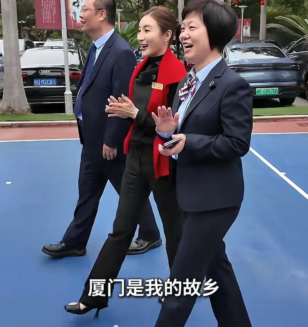 TVB视后回厦门母校，参观了家族捐建的图书馆，全程受到热烈欢迎！近日，TVB视