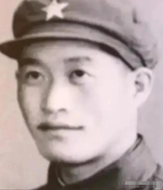 1964年，伟人得知奇袭白虎团的英雄排长从朝鲜战场归来已11年，却依然只是副连长