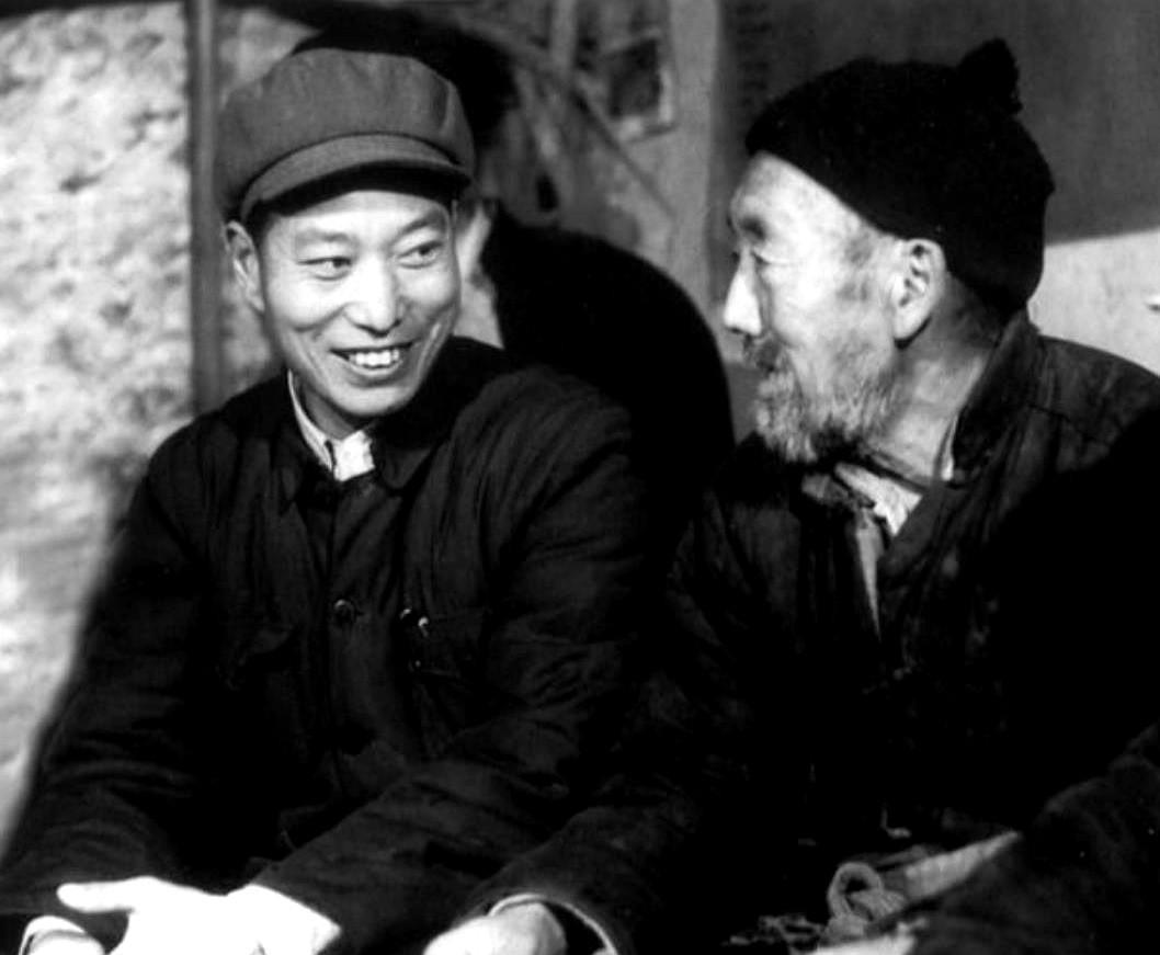 兰考的四个农民长途跋涉，去往新安监狱探监。监管人员问：“你们来看谁？有什么亲属关