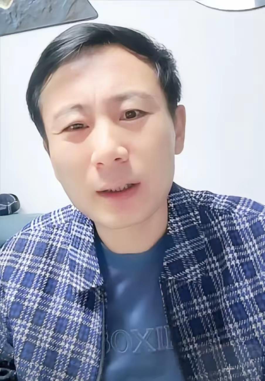 老汤刚才在直播间里说，他看过了，节后上班后第一件大事是昌老二下课，紧接着就是老泰