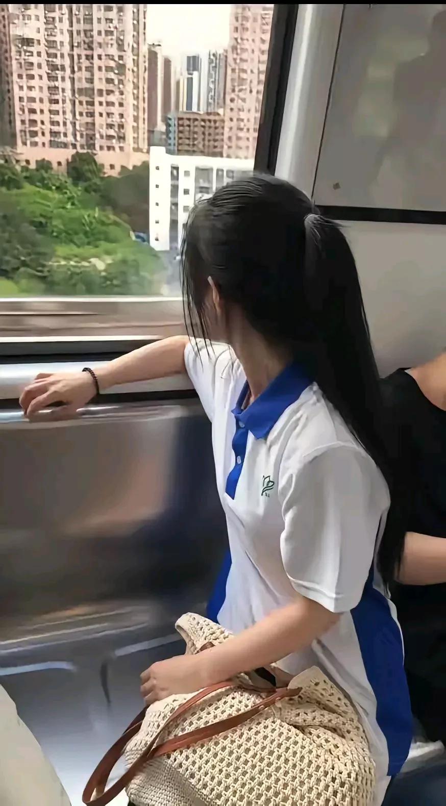 闺女不仅人长的漂亮，而且学习成绩还特别好，在学习数理化方面很有一套，她会把那些不