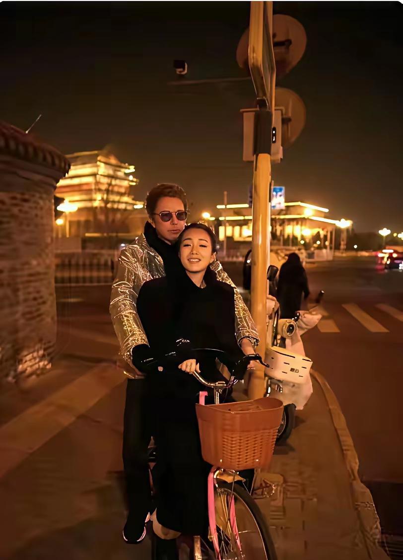 巩俐和法国丈夫在北京街头的照片刷爆了朋友圈。60岁的她穿着简单的风衣，挽着