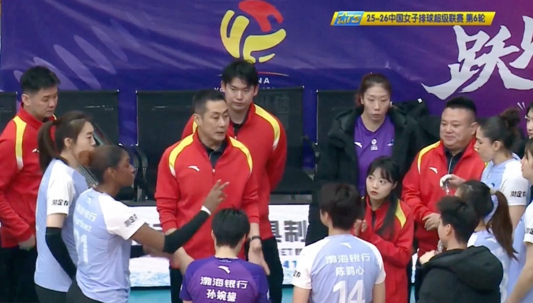 天津女排3-1力克辽宁女排，惨败的一局或许是陈方赠送的“人情局”。辽宁女排新年换