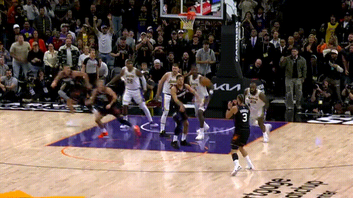 竟然还有球迷说狄龙这球应该是3+1的，因为詹姆斯打手犯规了，这个角度能看的很清楚