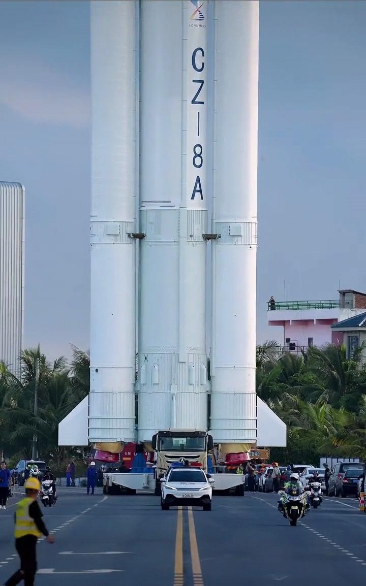 原来火箭🚀这么大，人在跟前就是小不点。长征八号甲（CZ‑8A），中国低轨星座