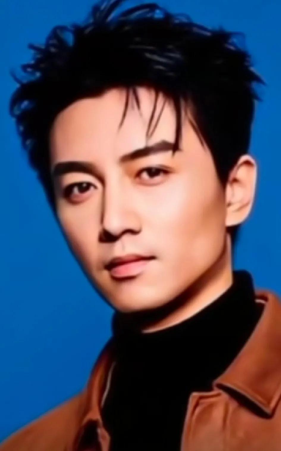这是一张多么英俊，多么帅气，多么俊美，多么精致，多么完美，多么无瑕的脸，能做到这