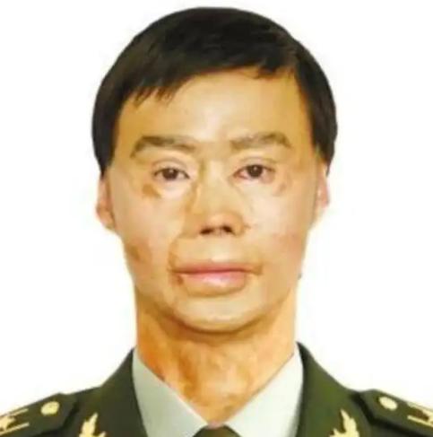1995年，一名解放军战士在乘车回部队的途中，劝司机不要停下加油，但司机执意停下